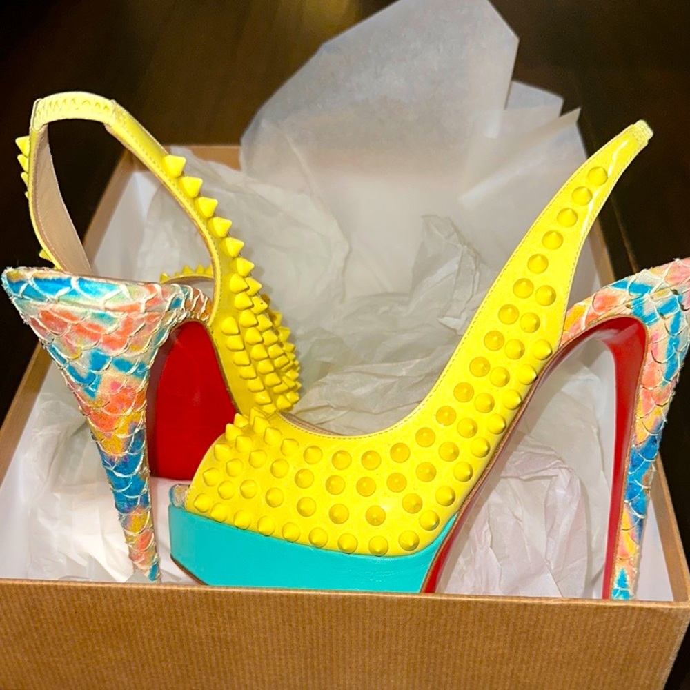 Christian Louboutins Size 35.5 (Fits like woman’s 6 or 6 1/2 in US sizes)